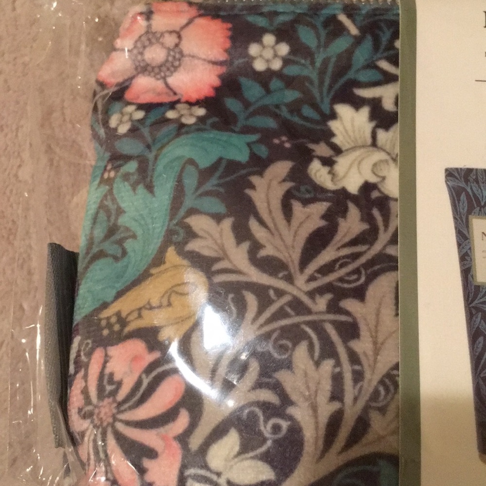 Morris & Co Shea Hand Creams and cosmetic bag NWT - Picture 4 of 8